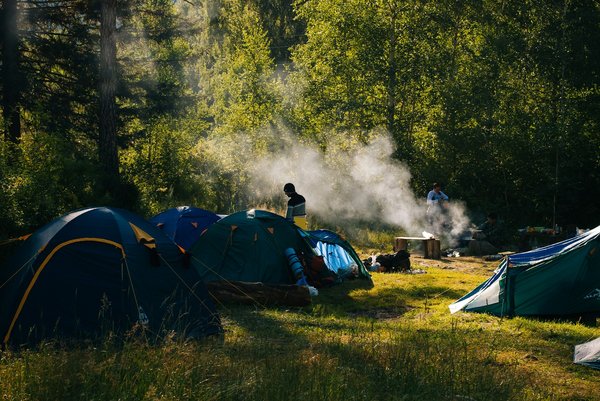 Quels sont les équipements indispensables pour un camping en région de steppe en automne?